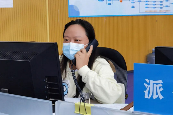 徐楊接聽群眾來訪電話。