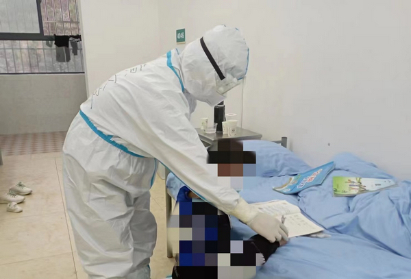 畢節(jié)方艙醫(yī)院的醫(yī)護工作者。