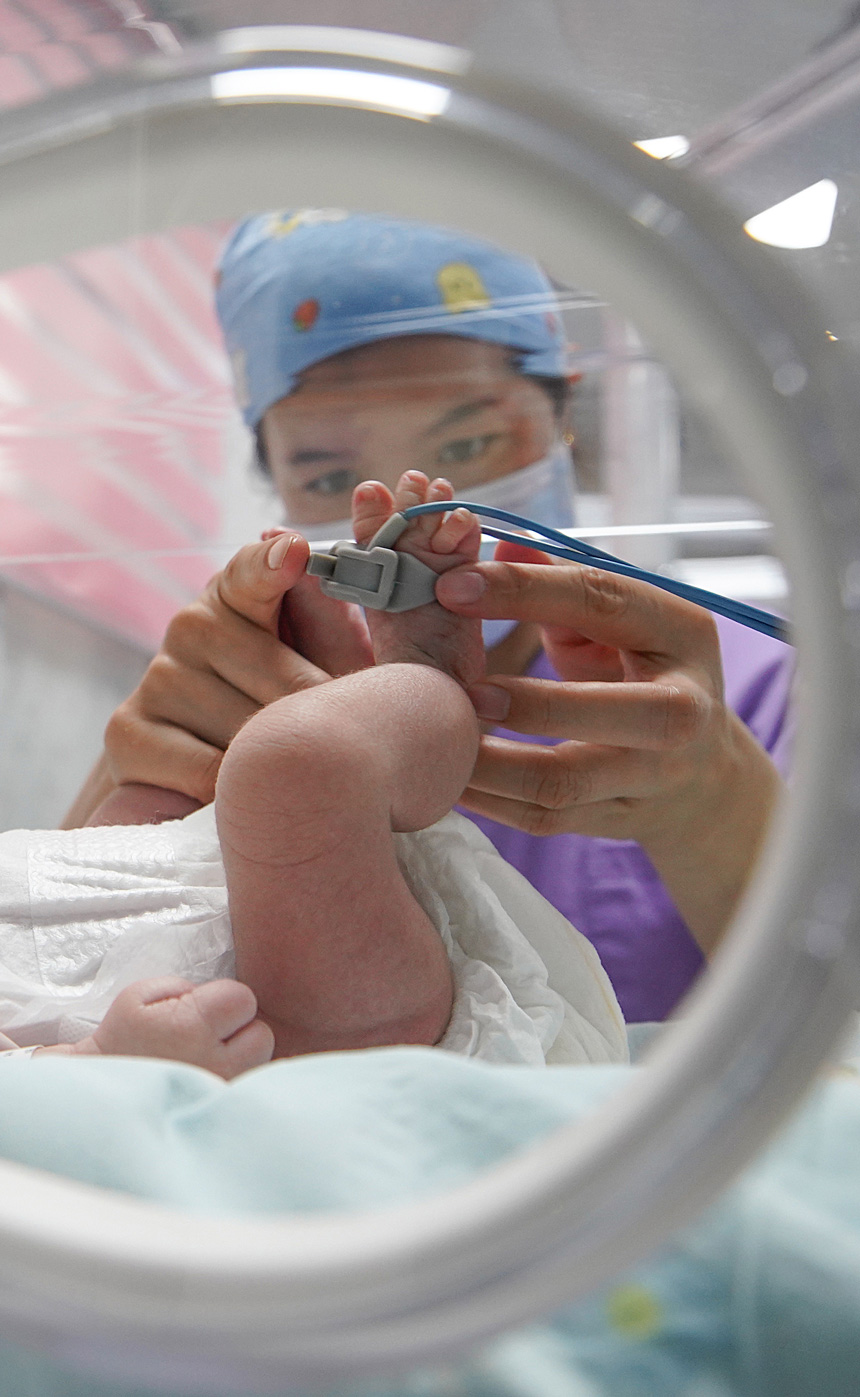 10月1日，貴州省黔東南苗族侗族自治州丹寨縣人民醫(yī)院新生兒科的護士在護理新生兒。