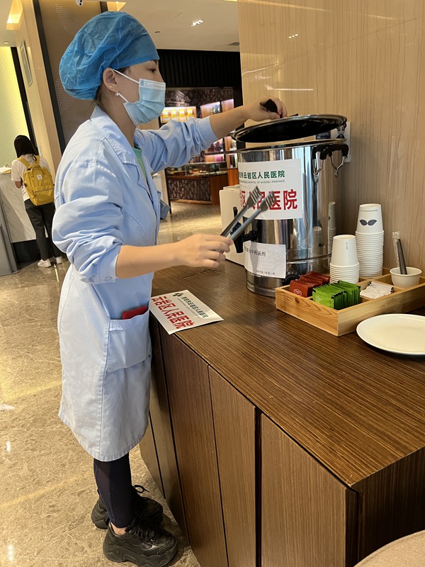 1.張莉娟正在為一線工作人員熬制預(yù)防新冠中藥湯劑。受訪者供圖