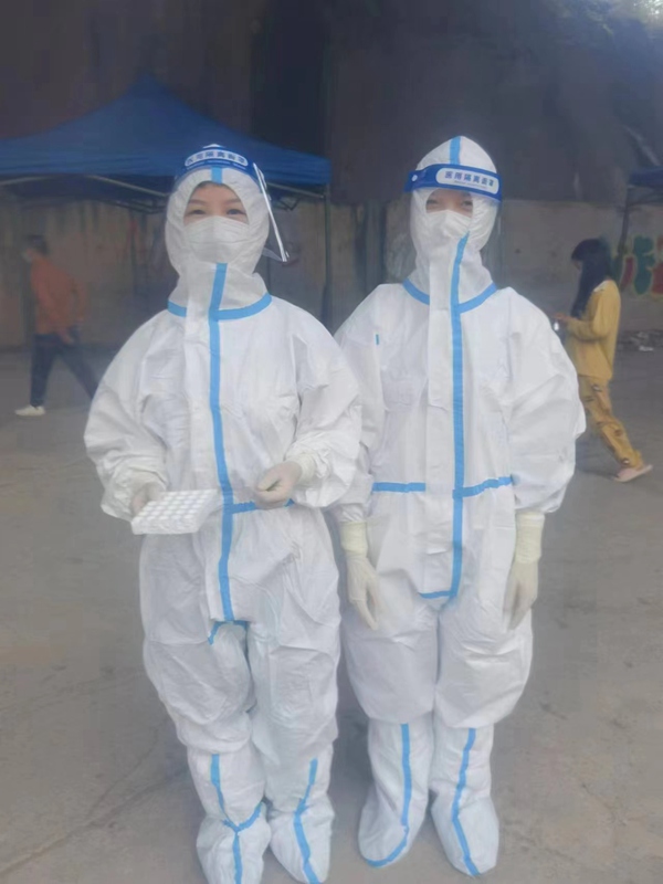 2.張莉娟(左)和同事堅守抗疫一線。受訪者供圖