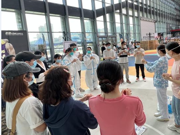 3.張莉娟帶著醫務小組給工作人員進行防護培訓。受訪者供圖