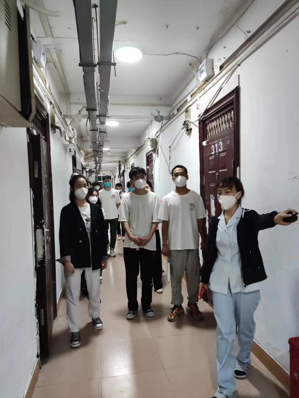 4.張莉娟帶領工作人員熟悉隔離點路線。受訪者供圖