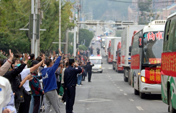 2022年10月6日，納雍市民送馳援納雍抗疫醫療隊返程。