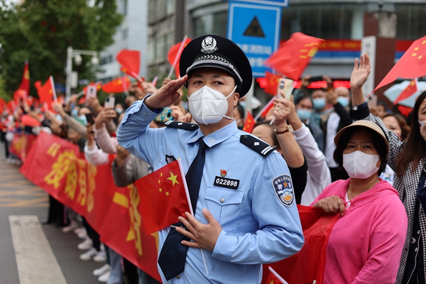 歡送援畢醫療隊，警察立正敬禮。