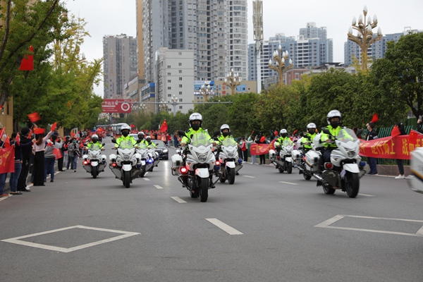 歡送援畢醫療隊，鐵騎列隊開路、警察立正敬禮。