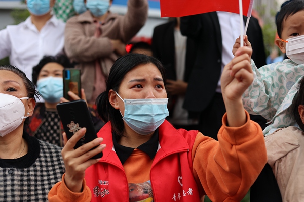 市民自發前往送別。