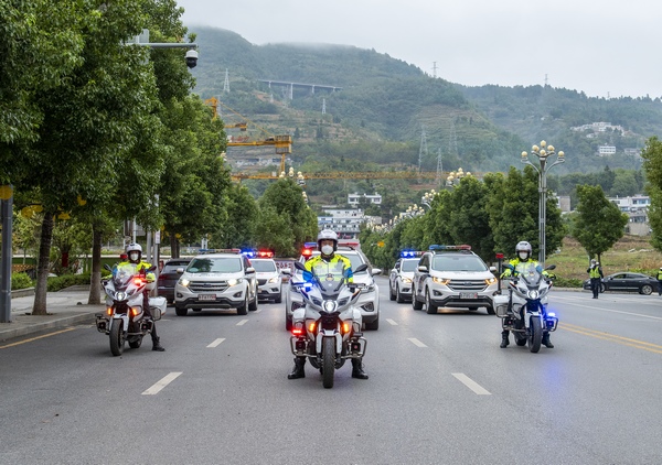 赫章最高禮遇送別六盤水8支援赫醫療隊。