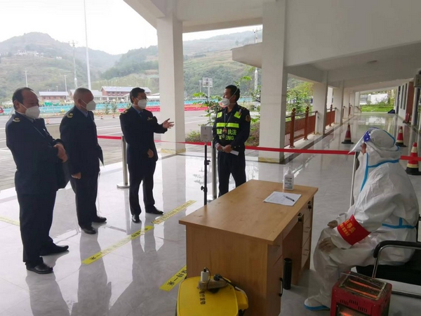 在鎮赫高速古基服務區核酸檢測點監督執法。