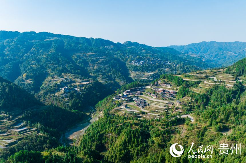 航拍大山深處的雷山縣西江鎮(zhèn)龍?zhí)链濉H嗣窬W(wǎng) 涂敏攝