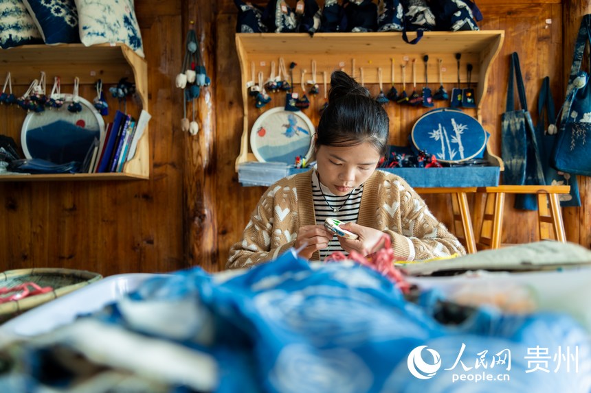 龍塘村村民在非遺扶貧工坊內刺繡。人民網 涂敏攝