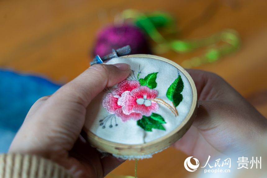 龍塘村村民在非遺扶貧工坊內刺繡。人民網 涂敏攝