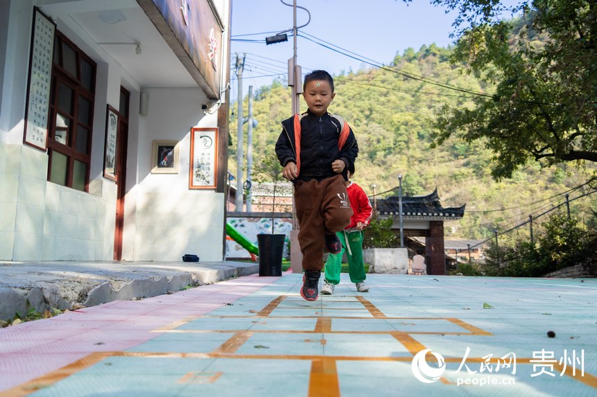 小朋友在龍塘村幼兒園內玩耍。人民網 涂敏攝