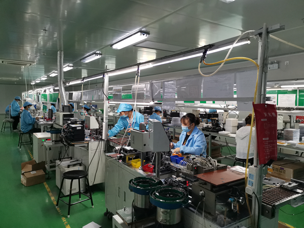 工作人員正在加班加點趕制產品。