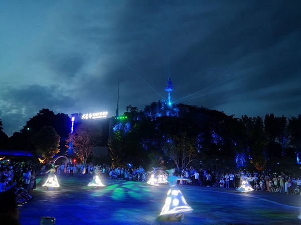 夜游黃果樹。陳俊攝