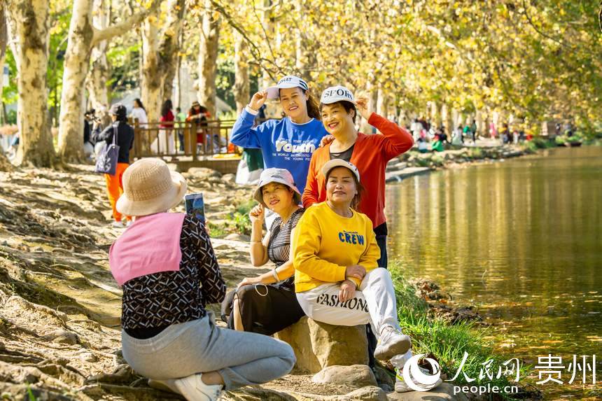 游客成群結(jié)隊(duì)的在此合影留念。人民網(wǎng) 陽(yáng)茜攝