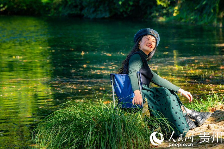 游客在河岸邊欣賞美景。人民網(wǎng) 陽茜攝