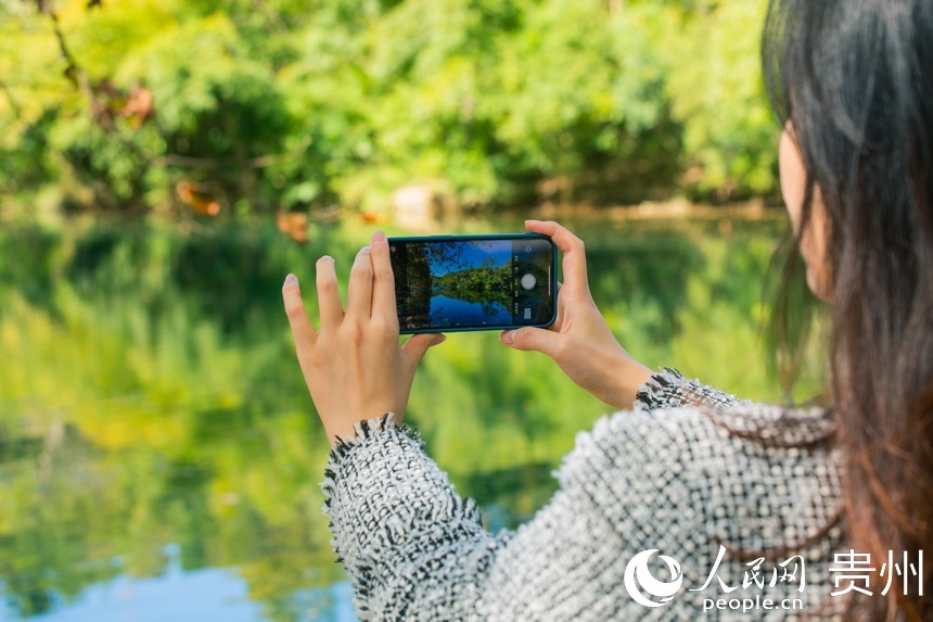 游客駐足拍照打卡。人民網 陽茜攝