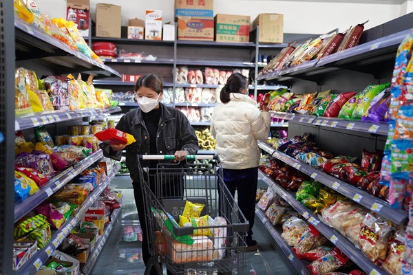 貴州省遵義市泥高鎮(zhèn)泥高社區(qū)居民在泥高鄉(xiāng)村振興服務(wù)站便民超市選購(gòu)日用品。