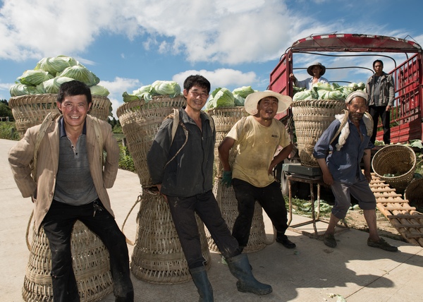 貴州省遵義市務川泥高鎮鎮江鄉村振興服務站通過產銷對接幫助村民銷售蓮花白。