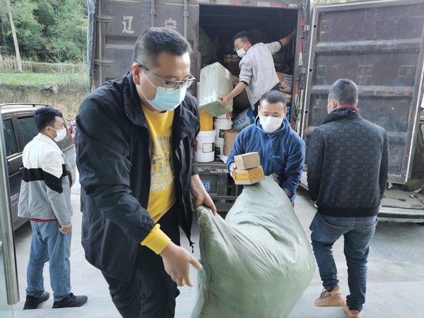 貴州省遵義市務川自治縣茅天鎮鄉村振興服務站正在搬運快遞。