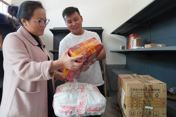 貴州省遵義市務川自治縣泥高鎮老鷹村村民正在老鷹村鄉村振興服務點領取快遞。