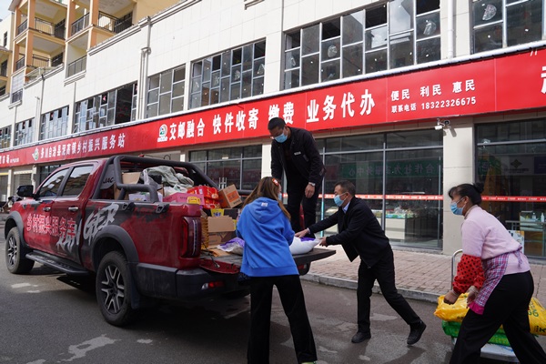 貴州省遵義市務川自治縣泥高鎮鄉村振興服務站員正在裝車日用品、快遞件送往老鷹村鄉村振興服務點。