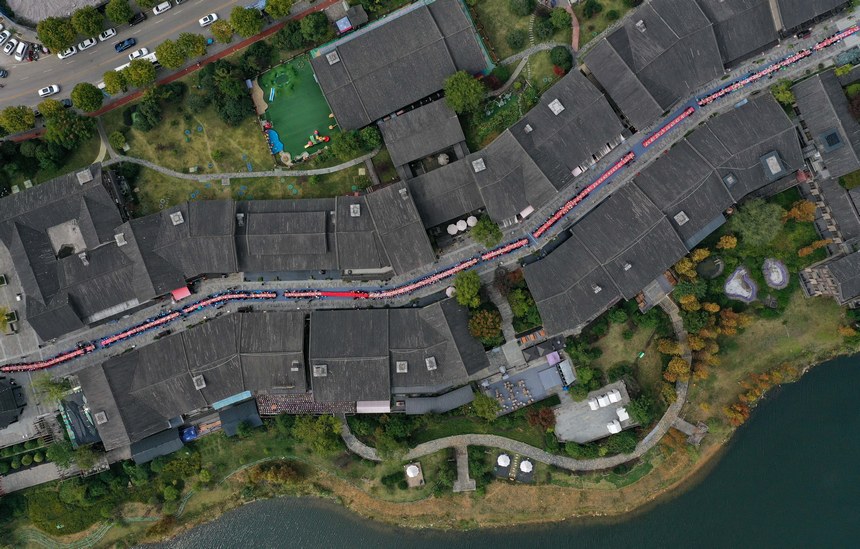 10月31日，人們在丹寨縣萬達小鎮(zhèn)品嘗長桌宴。