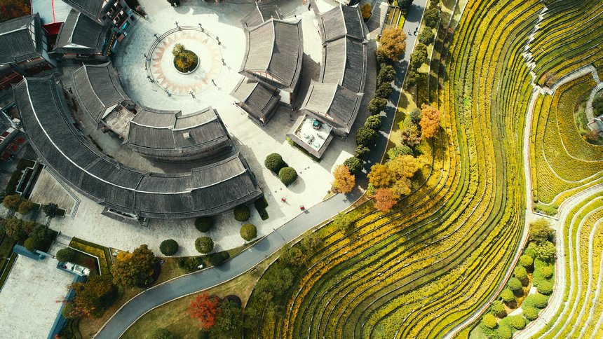 11月1日，大方縣奢香古鎮梯田航拍。周訓貴攝