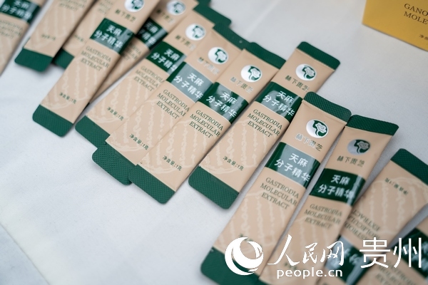 3 開幕式現場展出的貴州天麻產品。人民網記者 涂敏攝