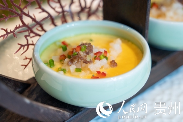 6 開幕式現場展出的菜品《天麻芙蓉蛋》。人民網記者 涂敏攝