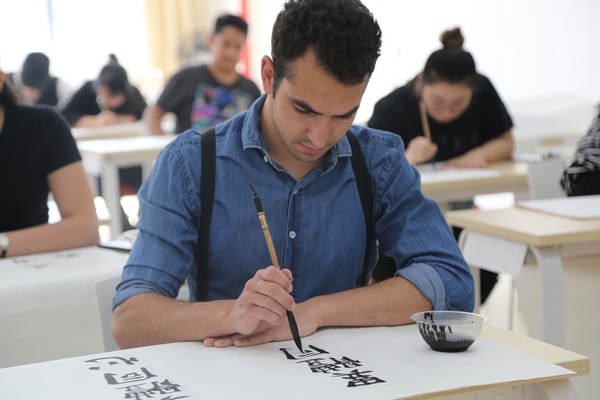 留學生參加書法大賽。貴州大學供圖