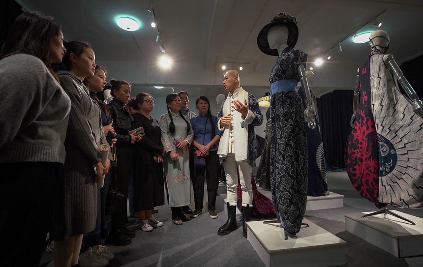 11月10日，服裝設(shè)計(jì)師向?qū)W員講解現(xiàn)代服裝設(shè)計(jì)與傳統(tǒng)蠟染相結(jié)合的理念。