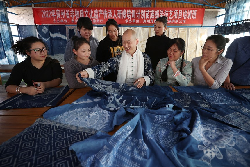 11月10日，服裝設計師在點評學員的蠟染作品。