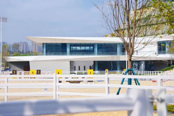 依山而建的貴陽國際馬術(shù)中心建筑。中國鐵建地產(chǎn)貴州公司供圖