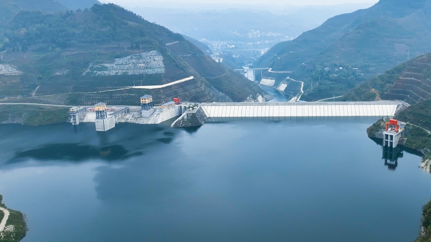 冬日漫漫“高峽平湖”如畫卷。謝健鋒攝