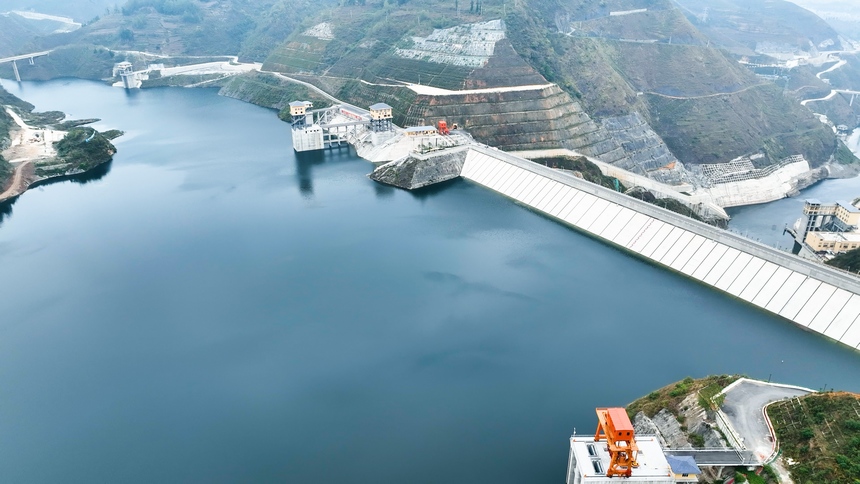 冬日漫漫“高峽平湖”如畫卷。謝健鋒攝