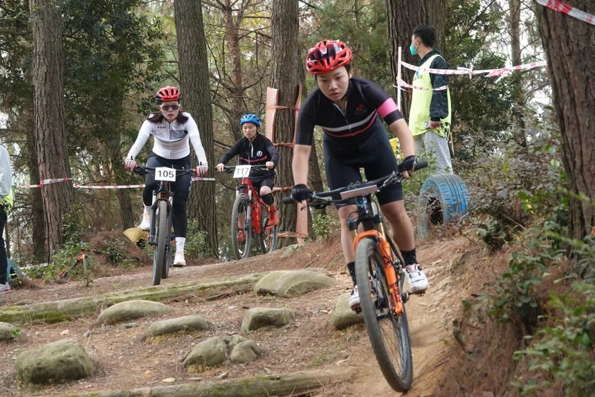 女子越野賽比賽現場。蒲學光攝