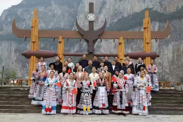 宣講員與村民們共唱《歌唱祖國》。