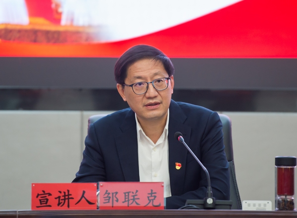 1.省委宣講團(tuán)成員，省教育系統(tǒng)百名書記宣講團(tuán)成員，省委教育工委副書記，省教育廳黨組書記、廳長鄒聯(lián)克同志在貴陽市面向全省教育系統(tǒng)宣講黨的二十大精神。