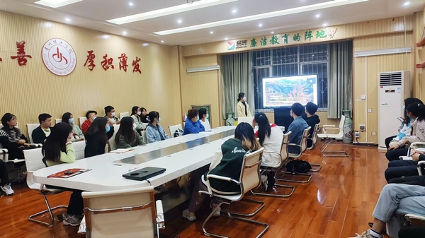 5.省教育系統(tǒng)萬名學(xué)生宣講團(tuán)成員、貴州理工學(xué)院學(xué)生韓美艷面向?qū)W校“青馬班”同學(xué)分享黨的二十大代表故事。