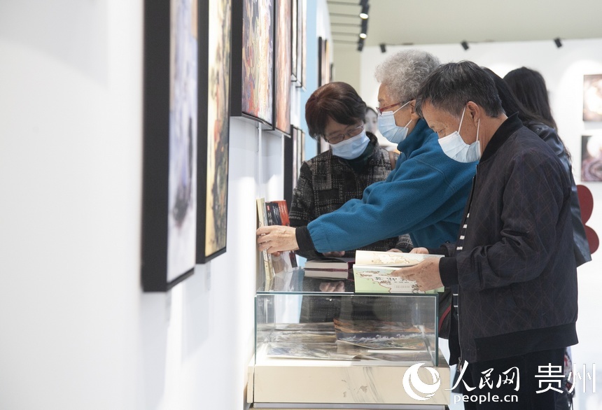 畫展現場。人民網 龍章榆攝