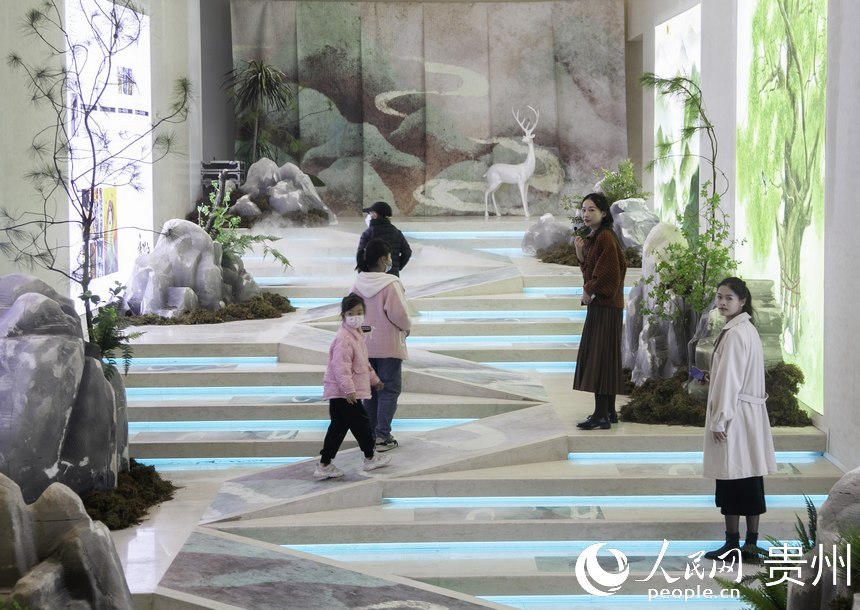 畫展現(xiàn)場。人民網(wǎng) 龍章榆攝