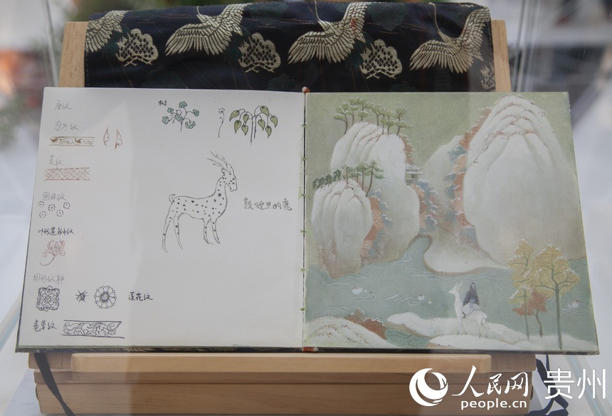 現場展出的部分手稿。人民網 龍章榆攝