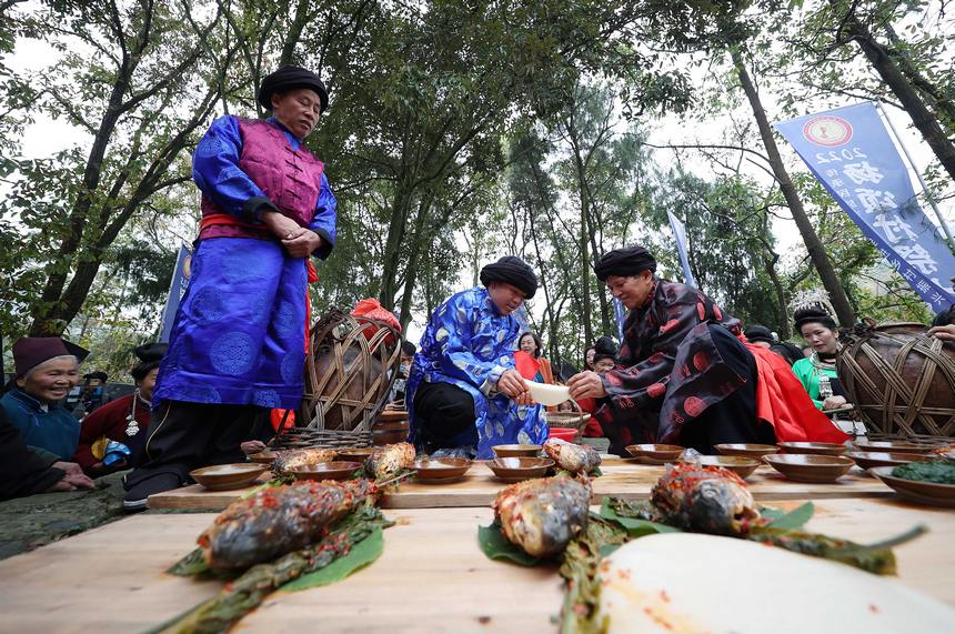 苗族村民在分發食品。黃曉海攝