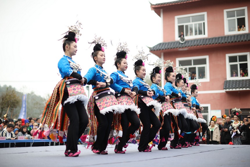 苗族村民在祭尤節活動中跳傳統蘆笙舞。黃曉海攝
