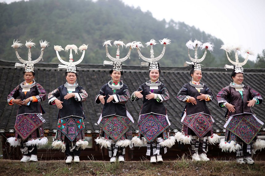 苗族村民在祭尤節(jié)活動中跳傳統(tǒng)蘆笙舞。黃曉海攝