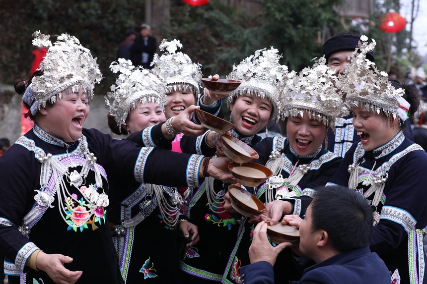 侗族群眾吃團圓飯,給親朋好友敬酒。楊家孟攝