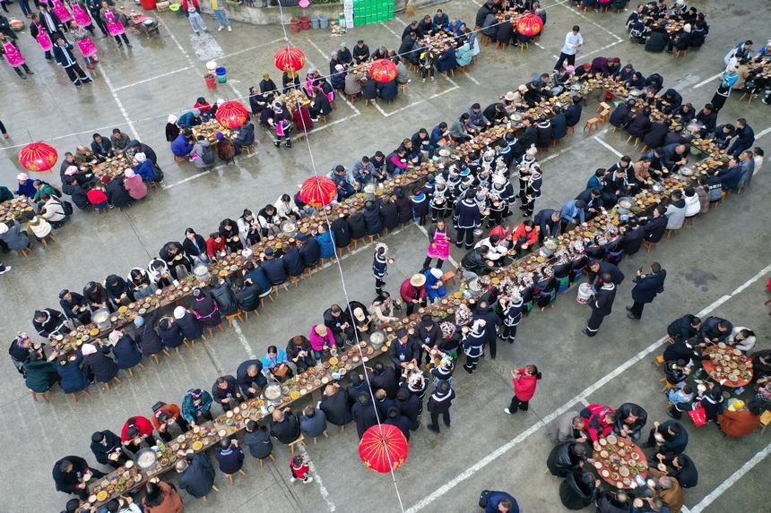 侗族群眾歡聚一堂吃團(tuán)圓飯。楊家孟攝