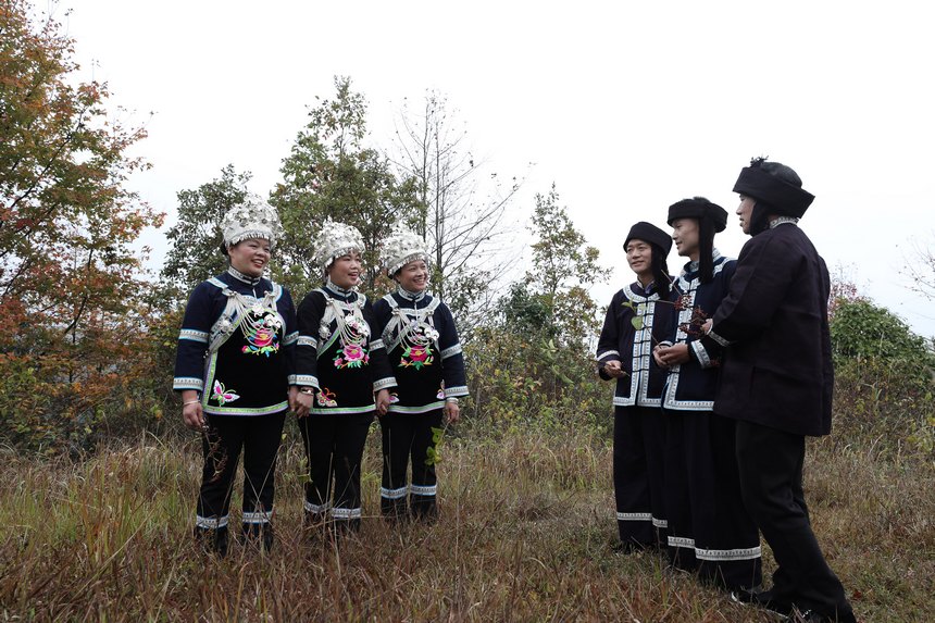 侗族群眾在對唱侗歌。劉夢攝